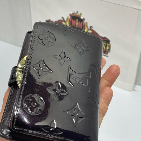 Louis Vuitton Kisslock Wallet in Amarante, preloved. - Picture 9 of 16